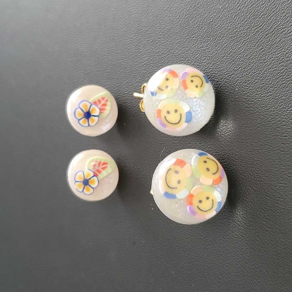 🎁5/$25🎁Hand-made Hand Crafted Glitter Happy Face Floral Vibes Resin EarringsNe